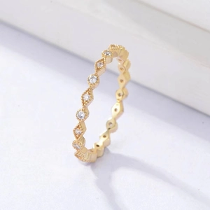 Macro di un anello eternity in oro rosa con incastonature alternate di pietre di zircone