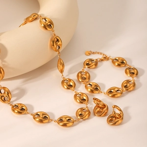 Ensemble de bijoux élégants en or 18 carats avec collier, bracelet et boucles d'oreilles chic