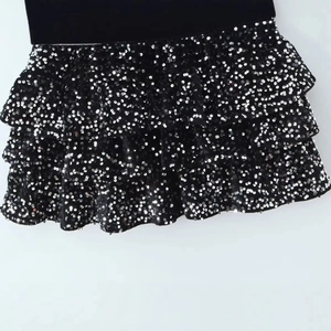 Robe en velours noir avec volants superposés et paillettes argentées scintillantes