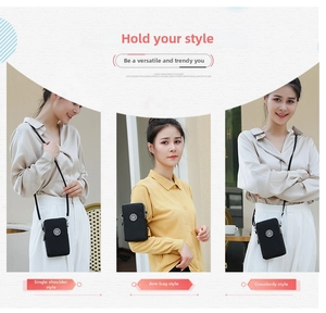Mini sac noir en nylon porté à l'épaule, en bandoulière et en pochette de bras