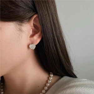 Minimalist S925 sterling silver shell heart stud earrings for women in elegant style