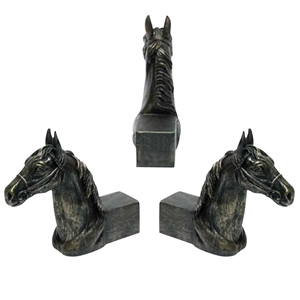 Set di tre piedini per vasi a testa di cavallo in resina con finitura bronzo da più angolazioni
