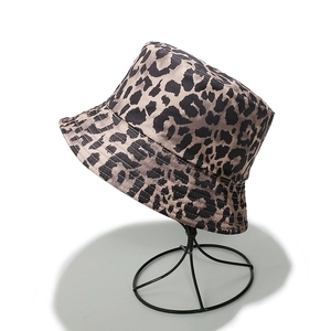 Cappello da pescatore leopardato a tesa larga esposto su un supporto in metallo nero