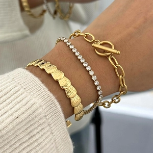 Ensemble de trois bracelets empilables en acier inoxydable plaqué or 18k avec zircone et fermoir