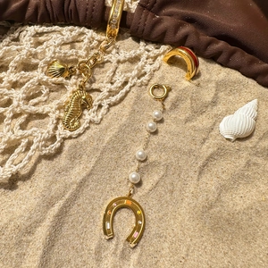 Golden stainless steel beach jewelry pendants with seahorse and pearl shell motifs