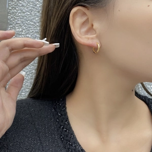 Minimalist gold hoop earrings for women made of 925 sterling silver for daily wear