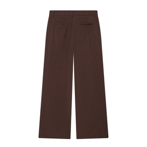 Détail du dos du pantalon large à fines rayures marron foncé avec deux poches