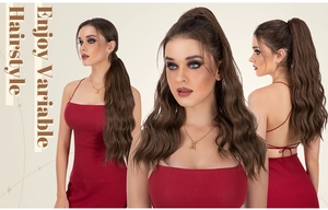Detailansicht der langen gewellten braunen Pony-Haarverlängerung an einem Model