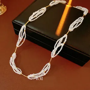 Collar de perlas vintage francés con eslabones dorados sobre soporte de cuero noble
