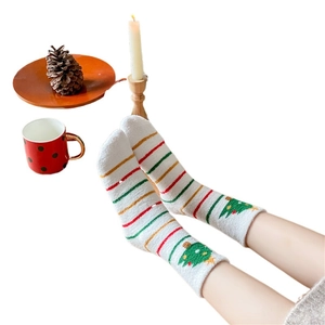 Chaussettes de Noël en polaire corail douce avec motifs sapins et rayures festives