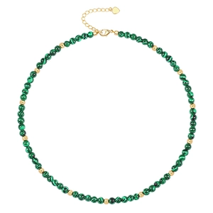 Detalle del collar de cuentas de malaquita verde con colgante de corazón dorado