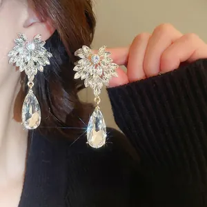 Élégantes boucles d'oreilles pendantes en forme de goutte avec cristaux sur un mannequin