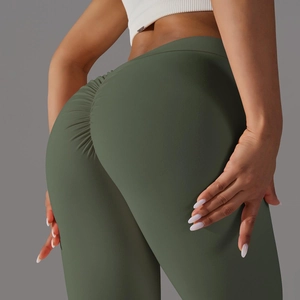 Détail de la couture froncée fessier et du tissu élastique du legging de yoga vert olive