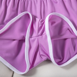 Makroaufnahme lila Sportshorts mit Fokus auf Nähten und atmungsaktivem Strickgewebe