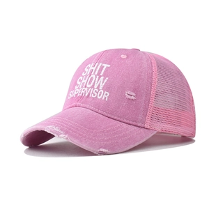 Detailansicht der pinkfarbenen Baumwollkappe im Distressed-Look mit Slogan und Mesh