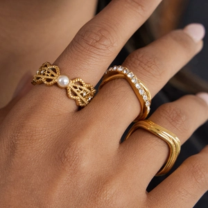 Three-piece gold-plated zircon ring set with bow pearl and wave band design