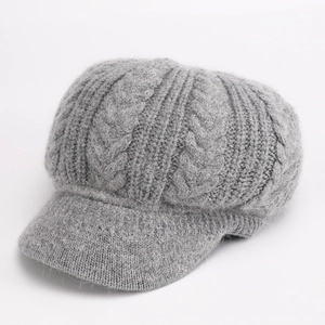 Detalle de la gorra de punto trenzado gris grueso con suave textura de mohair