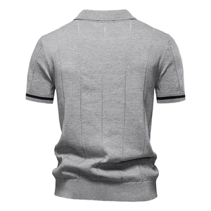Vista dettagliata del retro della polo in maglia grigia con trama a righe verticali