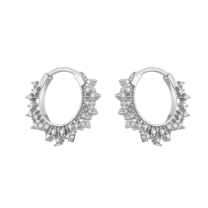 Vista dettagliata di orecchini a cerchio in argento con intarsio in zirconi a raggiera