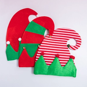 Tre cappelli da elfo festivi in peluche con strisce e campanelli per decorazioni natalizie
