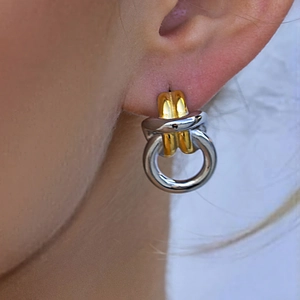 Vue détaillée des boucles d'oreilles entrelacées en acier inoxydable or et argent