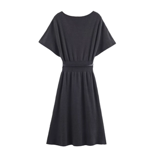 Robe en maille noire minimaliste avec manches chauve-souris et ceinture fine assortie