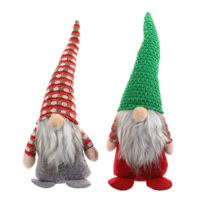 Festliche Weihnachtswichtel mit Strickmützen und Kunstpelzbart für die Tischdekoration