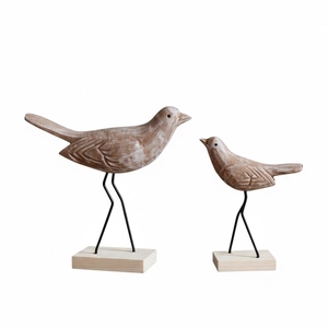 Noordse set van vintage houten vogels met metalen poten op een houten basis