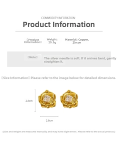 Détail de boucles d'oreilles rose en plaqué or 18k avec zircon carré et tiges en argent S925