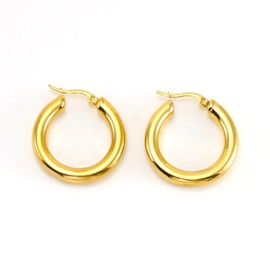 Vue détaillée des boucles d'oreilles créoles épaisses en acier inoxydable plaqué or 18k
