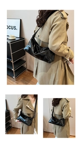 Détails du sac sous le bras noir brillant avec rivets métalliques et cuir verni élégant