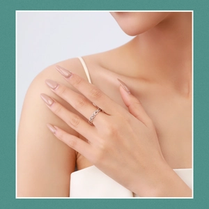 Bague minimaliste en argent sterling 925 avec lignes géométriques sur le doigt du modèle