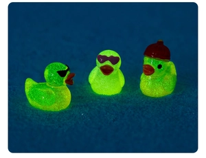 Micro landscape luminous mini resin ducks with sunglasses glowing in the dark