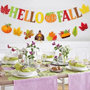 Dettaglio dello striscione Hello Fall con zucca e foglie d'acero per decorazioni autunno