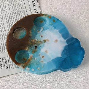 Artistiek hars dienblad met blauw-witte marmering en schelpjes voor sieraden