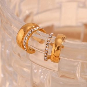 Vue macro d'une manchette d'oreille en C dorée à double couche avec micro-pavé de zircon