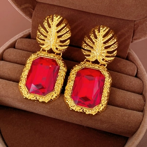 Vue détaillée des boucles d'oreilles vintage feuille et pierres rouges carrées