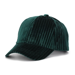 Detail van de donkergroene corduroy baseballpet met vintage verticale strepen
