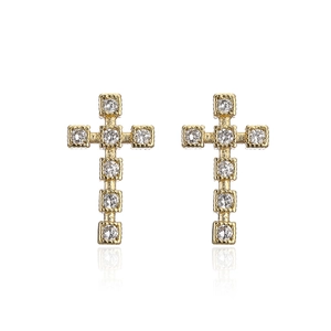 Gros plan de boucles d'oreilles croix plaquées or 18K avec zircons et détails perlés