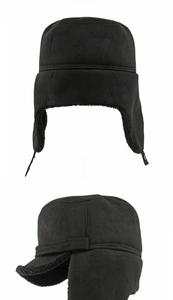Detalle del gorro de aviador negro con forro polar cálido y orejeras de invierno