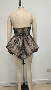 Detailansicht des schwarzen Spitzen-Bandeau-Tops mit Häkelmuster und Rüschensaum