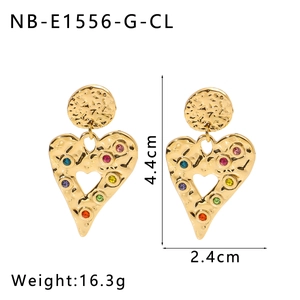 Detail of gold heart earrings with lava texture and colorful zircon stones showing dimensions