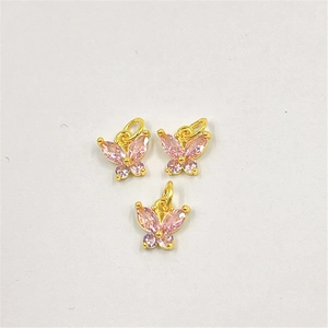 Pendentifs papillon élégants en laiton plaqué or avec zircons cubiques roses