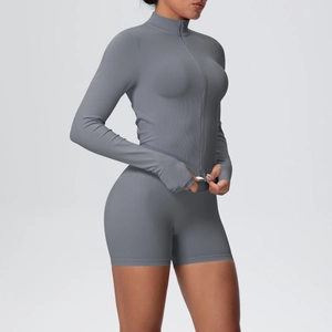 Détail de l'ensemble de yoga gris foncé avec col montant zippé et passe-pouces