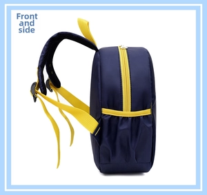 Vista lateral de mochila infantil en nailon azul marino con cremalleras en amarillo