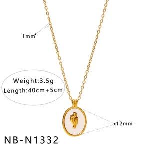 Detail der goldenen Tulpen-Halskette mit weißem Inlay, Maßen und Kettenangaben auf Weiß