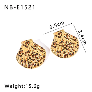 Macro detail of 18K gold-plated shell earrings with leopard print and size dimensions