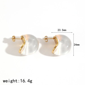 Détail des boucles d'oreilles fraise en résine avec dimensions 24mm et poids 16,4g