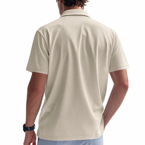 Vista trasera detallada del polo de punto gofrado para hombre con textura beige suave