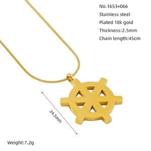 Vue détaillée du pendentif boussole plaqué or 18K avec dimensions et poids précis